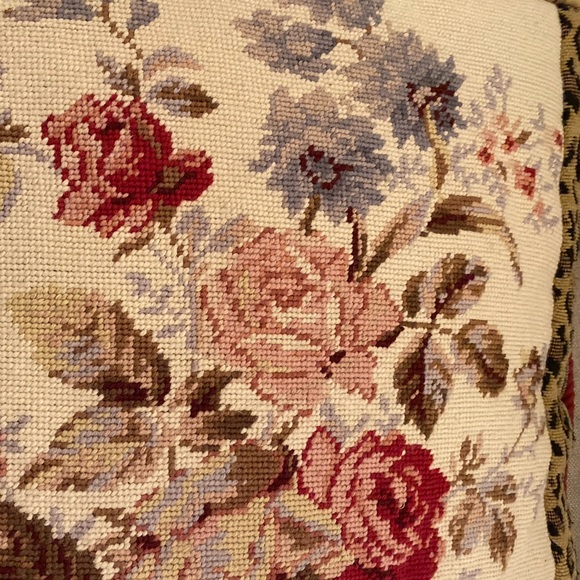 🌟Beautiful Embroidered Pillow - Picture 7 of 16